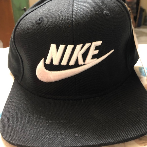 Nike Black color adjustable snapback hat - Picture 2 of 2